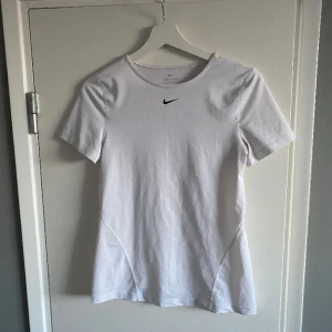 tränings t-shirt från nike - säljer denna vita tränings t-shirten från nike❤️‍🔥 superfin och passar till all slags träning, nypris 399 kr