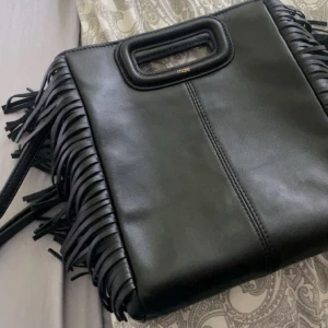 Intressekoll !! - Funderar på o sälja min såå fina maje väska, väl använd men fortfarande i toppskick💓 Nypris 2799  Dustbag ingår  