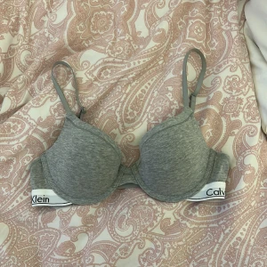 Calvin Klein Bh - Jätte fin bh som aldrig är använd endast testad då den tyvärr är för liten. Fick den i julklapp💞 skriv för mer frågor!💕nypris 400kr
