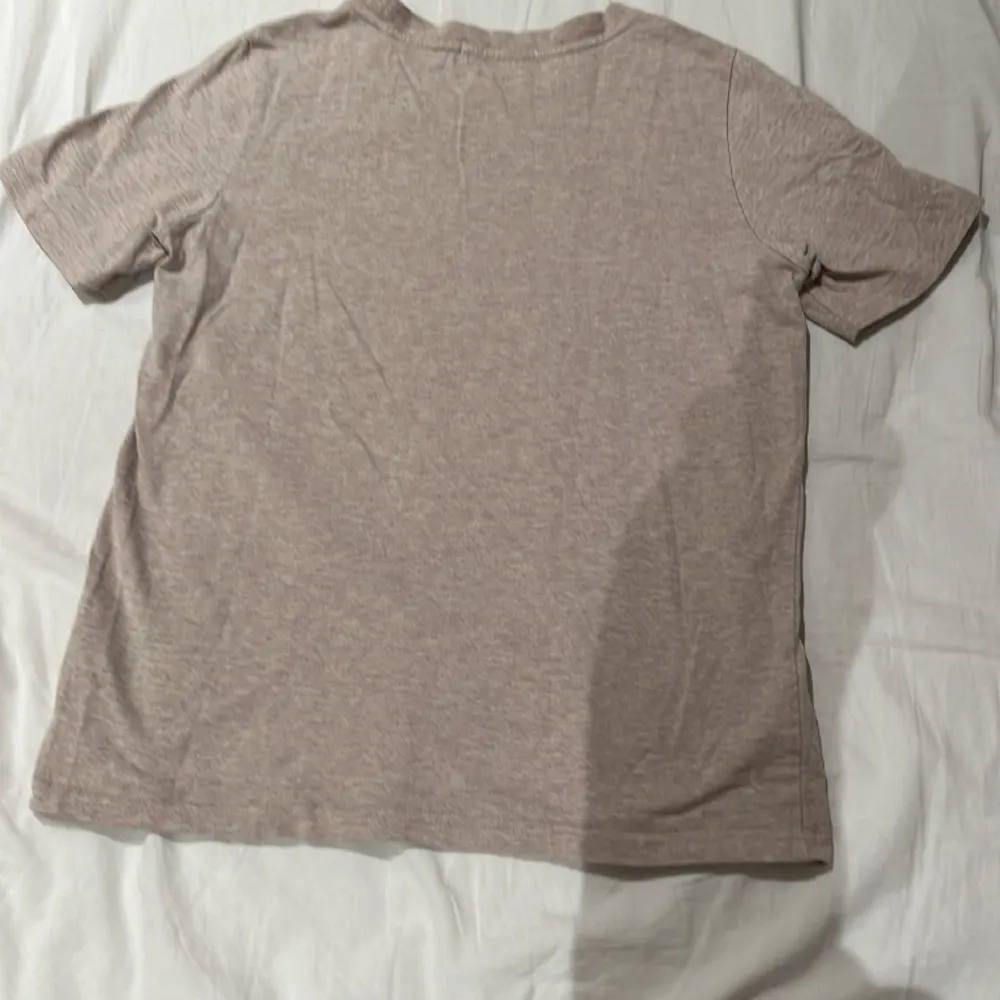 Säljer denna fina Carin Wester t-shirten i storlek S men passar XS💓 den är rosa beige och kontakta ifall du har frågor💓. T-shirts.