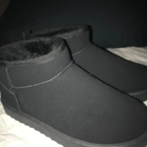 Svarta Uggs - Säljer mina helt nya svarta uggs då dom var för små när jag fick hem dom, extremt sköna, vattentäta och håller värmen.  Endast provade!