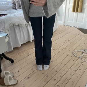 Low waist jeans - Skit snygga jeans i en fin mörkblå färg. Står ingen storlek men passar mig som vanligtvis har S. Midjemått 70cm Innerbenslängd 81cm