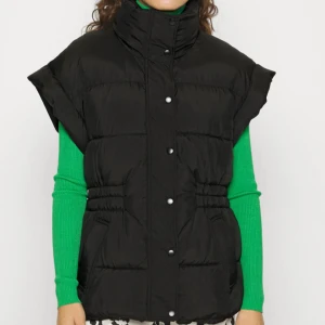 Pufferväst  - Väst köpt på Gina tricot för två år sedan. Nypris 600kr. Använd fåtal gånger. 