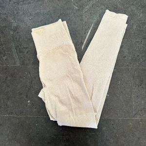 Stronger tights xs/s - Så fina tights från stronger som inte används längre! Storlek xs/s. Liten defekt som syns på andra bilden annars jättebra skick!