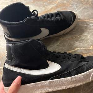 Jag säljer min systers Nike blazers mid i storlek 39 då de tyvärr inte kommer till användning. Skorna är i bra skick och används få gånger. De är lite smutsiga undertill men det går nog att tvätta bort 💕