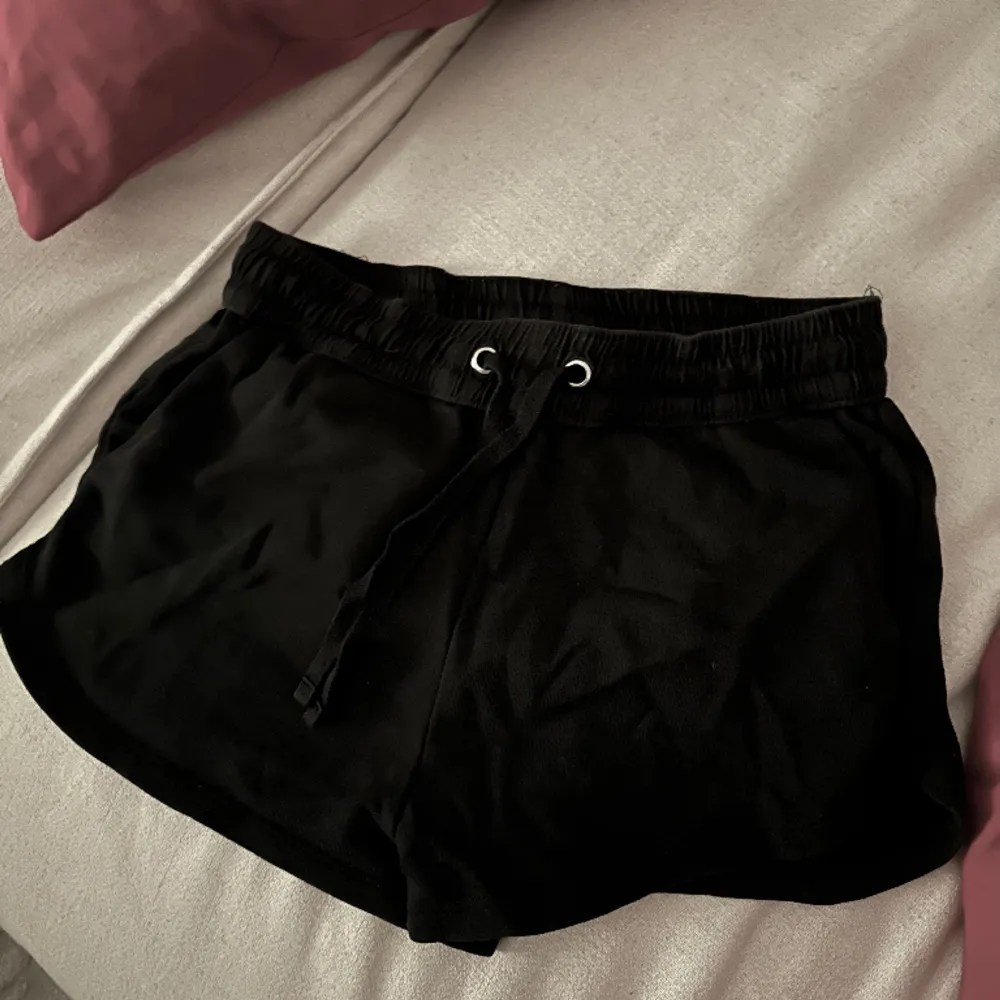 Fina mjukisshorts i perfekt skick från H&M! Storlek S🪻. Shorts.