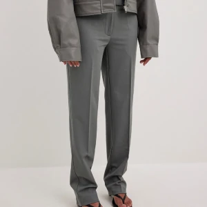 NA-KD gråa kostymbyxor  - Säljer dessa kostymbyxor som knappt är använda då de blivit för små.  Skriv innan ni klickar på ”köp nu”!! Skriv för fler bilder!!