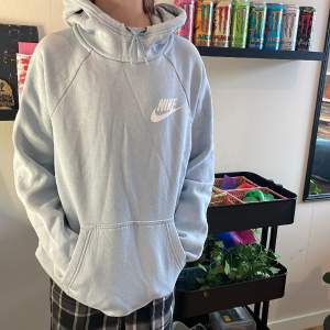 En fin ljusblå hoodie från Nike, använd ett fåtal gånger 🫶🏻