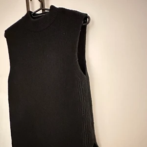 Svart söt stickad väst - Söt svart stickad väst. Så fin att ha över tröjor/t-shirts. Väldigt oversized så tog XS i denna.