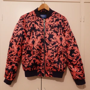 Adidas Original Limited Bomber Jacket - * Storlek: XS * Skick: Använd med omsorg och kärlek. Fler bilder skickas på förfrågan.