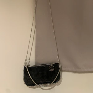 Väska - Fin liten väska, den är glittrig och fint skick