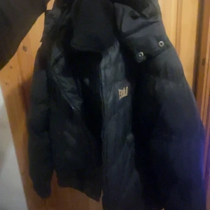 Everlast jacka. dunjacka - Everlast jacka. toppenkvalite, varm och skön. köpt för ett par år sen men har bara hängt i garderoben senaste 2 åren. ber om ursäkt för dåligt bildkvalitet. trasig kamera