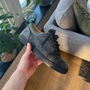 Christian Louboutin - Säljer ett par riktigt sköna loubs utan spikar. Fint skick, og finns. Size 41 fits bigger. Pm vid intresse 🙌