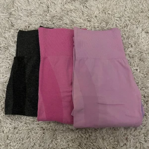Träningstights - säljer mina träningsbyxor som liknar nvgtn, alla är i stl M men passar S oxå eftersom de är så stretchiga, inga defekter eller fläckar! hör av er om ni har några frågor eller vill ha fler bilder!🤍ett par för 180kr och alla 3 för 350kr