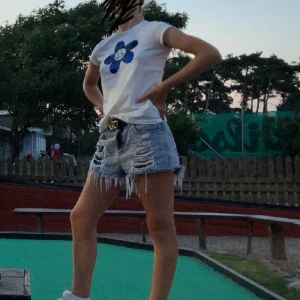 Jeansshorts  - Gina tricot jeansshorts. Rikigt coola och fräcka. Rekomenderar stort!! Kika gärna på mina annonser, säljer mycket:) 