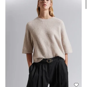 Other stories t shirt!! - Skitsnygg stickad t shirt från other stories!! Säljer pga att får inte användning utav den!! Inga defekter o knappt använd!!