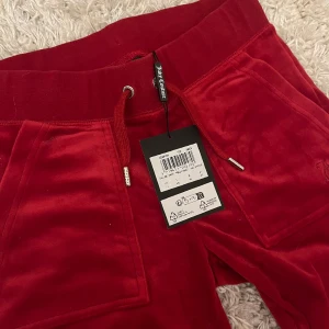 Juicy Couture - Säljer mina helt oanvända röda juicy byxor i xs då de är för små. Prislappen kvar och helt perfekt skick! ❤️nypris 1200, mitt pris 899