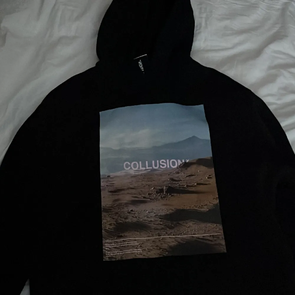 En skön svart hoodie köpt på asos för länge sen. Nästan aldrig använd. Storleken är visst xxs men sitter som S. Om du vill ha fler bilder är det bara att fråga!. Hoodies.