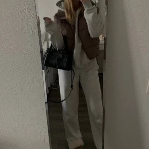 Puffer väst - Säljer denna snygga och väldigt varma väst från bikbok i stl xs. Den är i väldigt bra skick då den tyvärr aldrig riktigt kommit till användning. Om ni har du har några frågor eller vill ha fler bilder så är det bara att höra av er!!💖💖