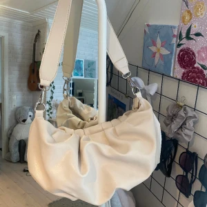 Handväska croissant - Söt handväska i croissantmodell från Ullared, använda några gånger!