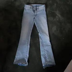 Lågmidjade bootcut jeans från H&M. Barnstorlek 152, passar xxs. 