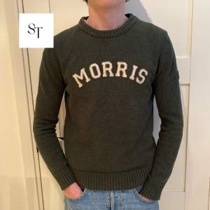 Säljer en stickad Morris crewneck tröja i storlek i storlek S. Plagget är i mycket bra skick och har inga defekter. Modellen på bild är 180cm lång.  Vänligen kolla in vår profil för mer stickade Morris tröjor!