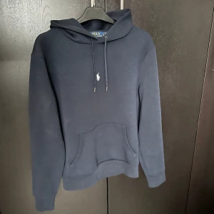 Ralph lauren polo hoodie navy - Använd cirka 2-3 gånger i nyskick, köpt på boozt.se, size s