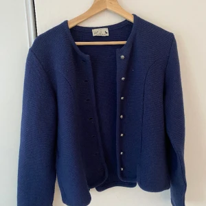 Marinblå kofta - Jättefin marinblå kofta men snygga knappar köpt i Danmark. Säljer för den kommer ej till användning längre💘 