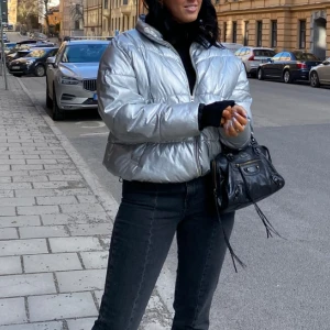 Silvrig puffer jacka 🤍 - Köp denna pärla!!! Den är väääl använd men de för jag älskar den mycket!!!