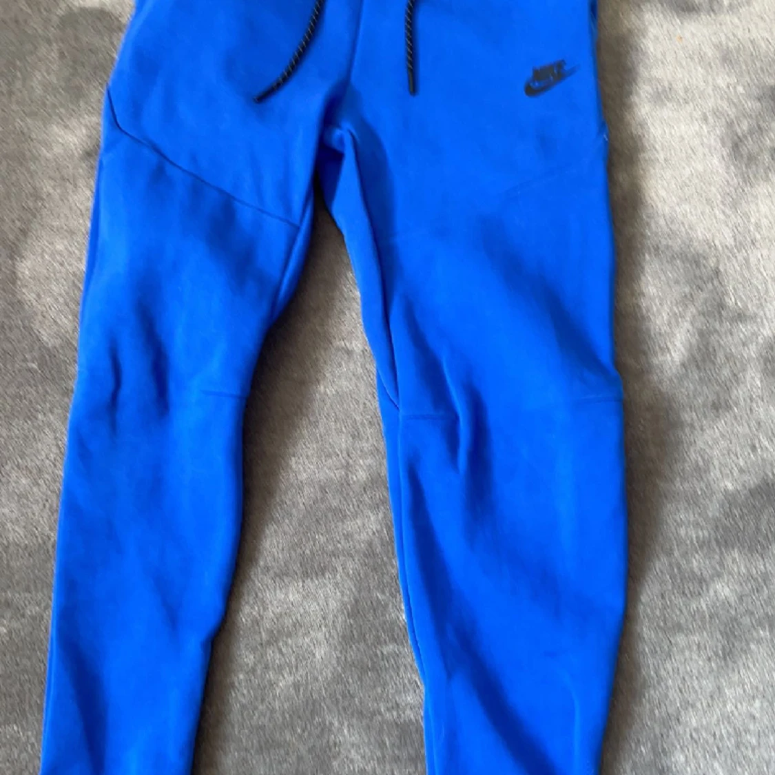 Blåa tech fleece byxor som är för små för mig!