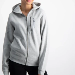 Sail racing grå 160 - Sail racing grå för både tjejer och killar i stl 160 köpt för 999 men säljer för 400 den är i ny skick och har andvänds 2 gånger och har inga defekter köptes på kidsbarndstore. Skriv för bilder.