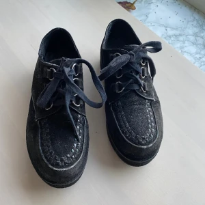 Svarta platåskor - Svarta platåskor i storlek 38. Cirka 4 cm platå och väl använda. 