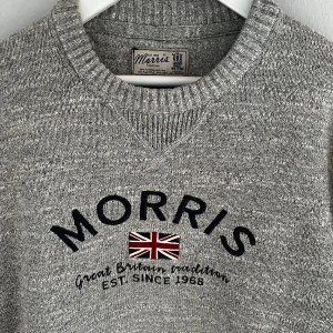 Morris stickad tröja - Riktigt fin stickad Morris tröja. Sparsamt använd och i Nyskick(10/10. Köpt förra sommaren i Stockholm för 1499. Skön, snygg och lagom varm då den är 100%Bommul. Skriv för frågor //Carl