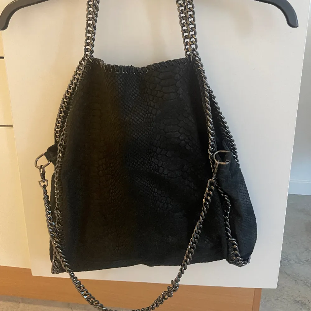 Svart väska i 100% läder. Lik Stella Mccartneys klassiska väska.  Kedjor i två olika längder, se bild.  Nypris 2200:-. Väskor.