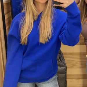Blå hoddie - Blå hoddie från levis. Den är i storlek M men passar mig som är 163. Köpte den för 1100kr och säljer den för 300kr!!❤️❤️