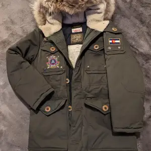 Looks brand new, warm exclusive winter parka from Wiggys. Only worn few times witch care. Stored in a clothingbag hanging in the wardrobe. Price was about 10 000 k new, and name of current owner (My husband) written on tag.