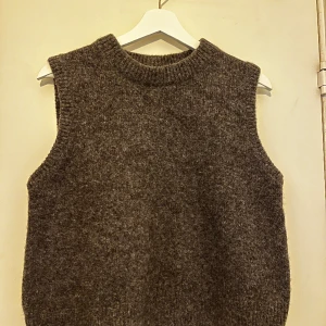 Stickad Arket väst - En stickad väst från Arket i alpacka ull. Super skön och mjuk. Säljer pga att jag inte använder den. Utgången färg. Original pris 690. Storlek M. Tveka inte att höra av dig om du har frågor eller vill ha fler bilder.