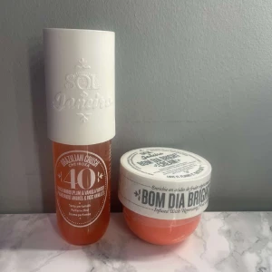 Sol de janeiro - Ett sett med en body mist i doften 40, och tillhörande bum bum cream i samma doft. Misten är testad några gånger men syns knappt att den är använd. Bum bum creamen är oöppnad med plasten kvar. Skriv privat för mer detaöjer och information!💗