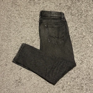 Jack & Jones Jeans - Säljer ett par svarta Jack and Jones jeans i fint skick. Strl 30W 32L. 