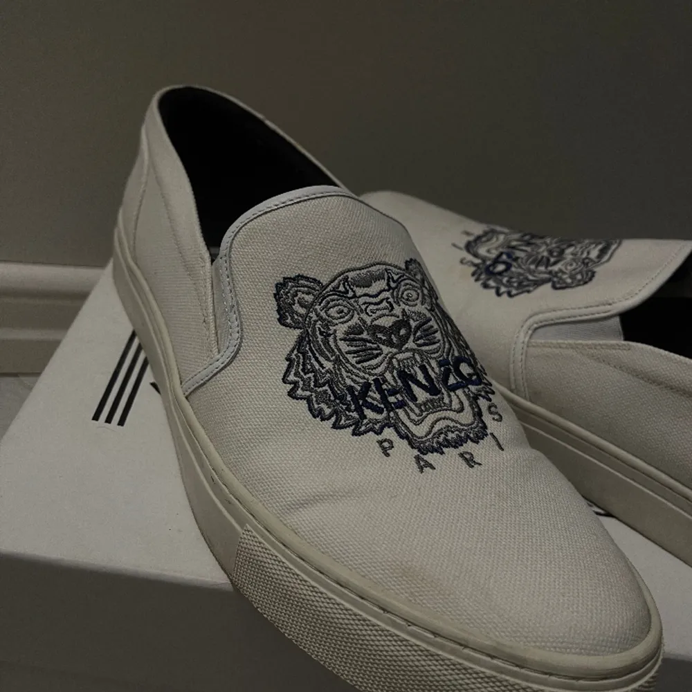 Ett par vita Kenzo Paris sneakers, sällan använda, lite smutsiga men hela annars. Nypris 1699kr. Skor.