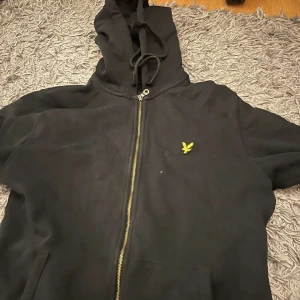 Lyle & scott - Bra skick lyle & scott kofta använd ett fåtal gånger bara.