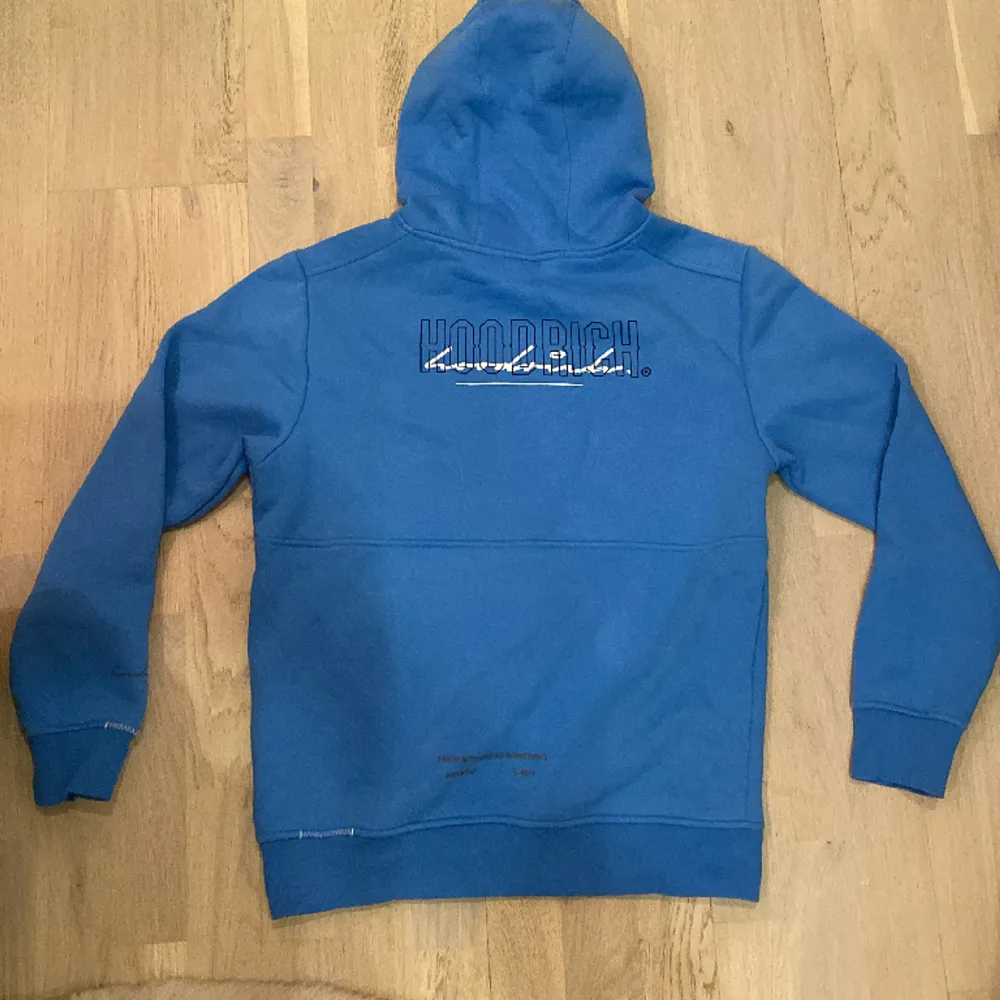 Säljer min fina Hoodrich hoodie, haft på mig den ett par gången men jag tycker att den är för stor och att den inte att den passar mig. Jag fick den som julklapp så den är ganska ny. Pris kan diskuteras vid snabbaffär.. Hoodies.