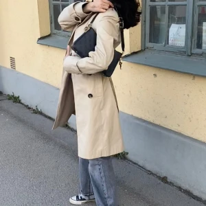 🤎 - Säljer denna fina plagg i beige färg. Använt några gånger men inga defekter 🤎 storlek 38/40men den är små i storlek, sitter perfekt på mig som har 34 i storlek