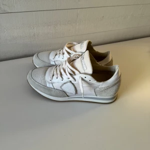 Philippe model skor - Säljer dessa riktigt schyssta Philippe model skorna i storlek 40, passar även större. Nypris runt 3500kr och vi säljer för endast 1499kr. Hör av dig vid minsta fråga eller om mer bilder önskas. 