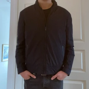 Massimo dutti jacka - Tja! Säljer denna feta jacka ifrån Massimo dutti. Skick 9/10. Hör gärna av dig för fler bilder eller eventuella frågor. 