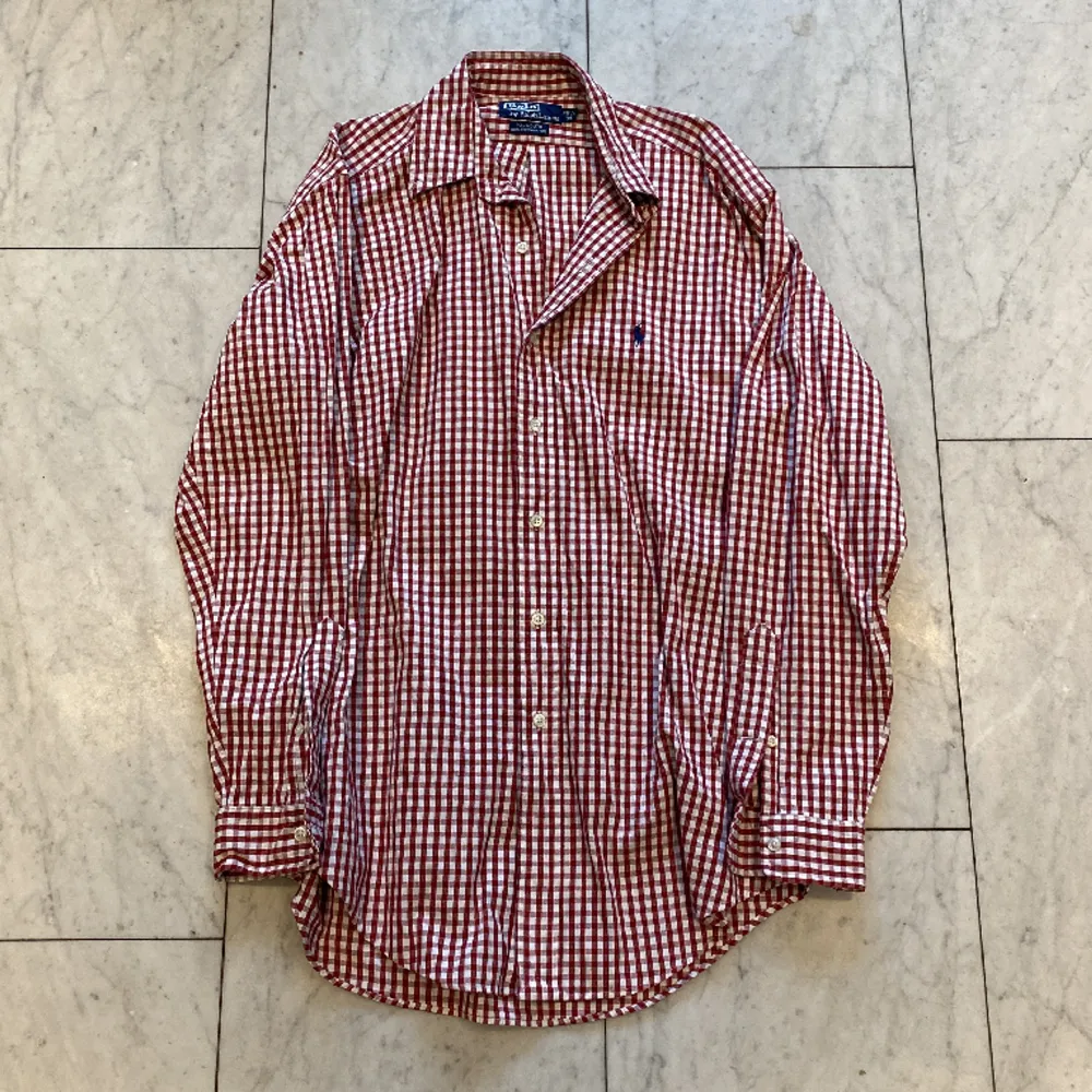 Säljer en ralph lauren skjorta i gott skick. Den är i storlek 15 1/2, som sitter ungefär i M.. Skjortor.