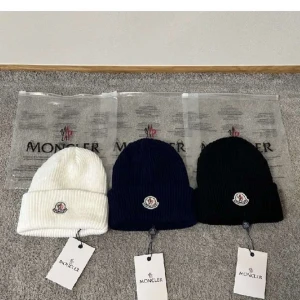 Moncler mössor - Härliga moncler mössor säljes i olika färger. Det är bara att skriva vid funderingar😊