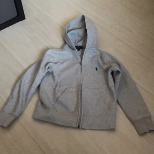 Polo Ralph Lauren - Xs eller M barn storlek passar om man är runt 150, bra skick och säljer för att den inte passar längre