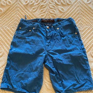 Jacob Cohën shorts - Jacob Cohën shorts till salu, mycket välbevarad och utan skador. Hög kvalitet och handgjorda. Priset på den nya shorts är 3199 kr