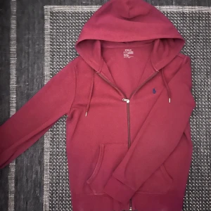 Ralph lauren Kofta - En Ralph Lauren/Polo kofta i nästan perfekt skick Köptes I Ralph Lauren MOS Nypris 1899kr Storlek S SLUTSÅLD I AFFÄR❌